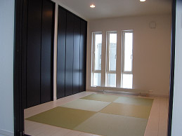 写真：琉球畳を使用した和風の洋室