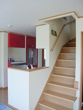 写真：セミオープンキッチン・階段