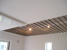 写真：天井に竹を使用した間接照明